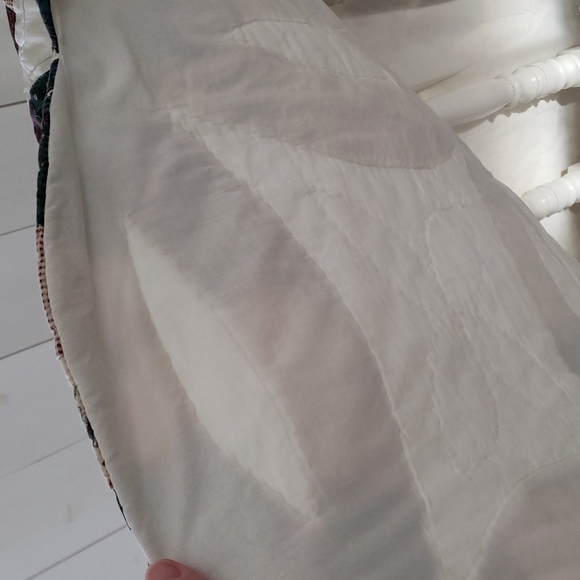 Twin scalloped edge patchwork quilt in ivory burgandy, green & tan. Approx 82x67 - Picture 7 of 7